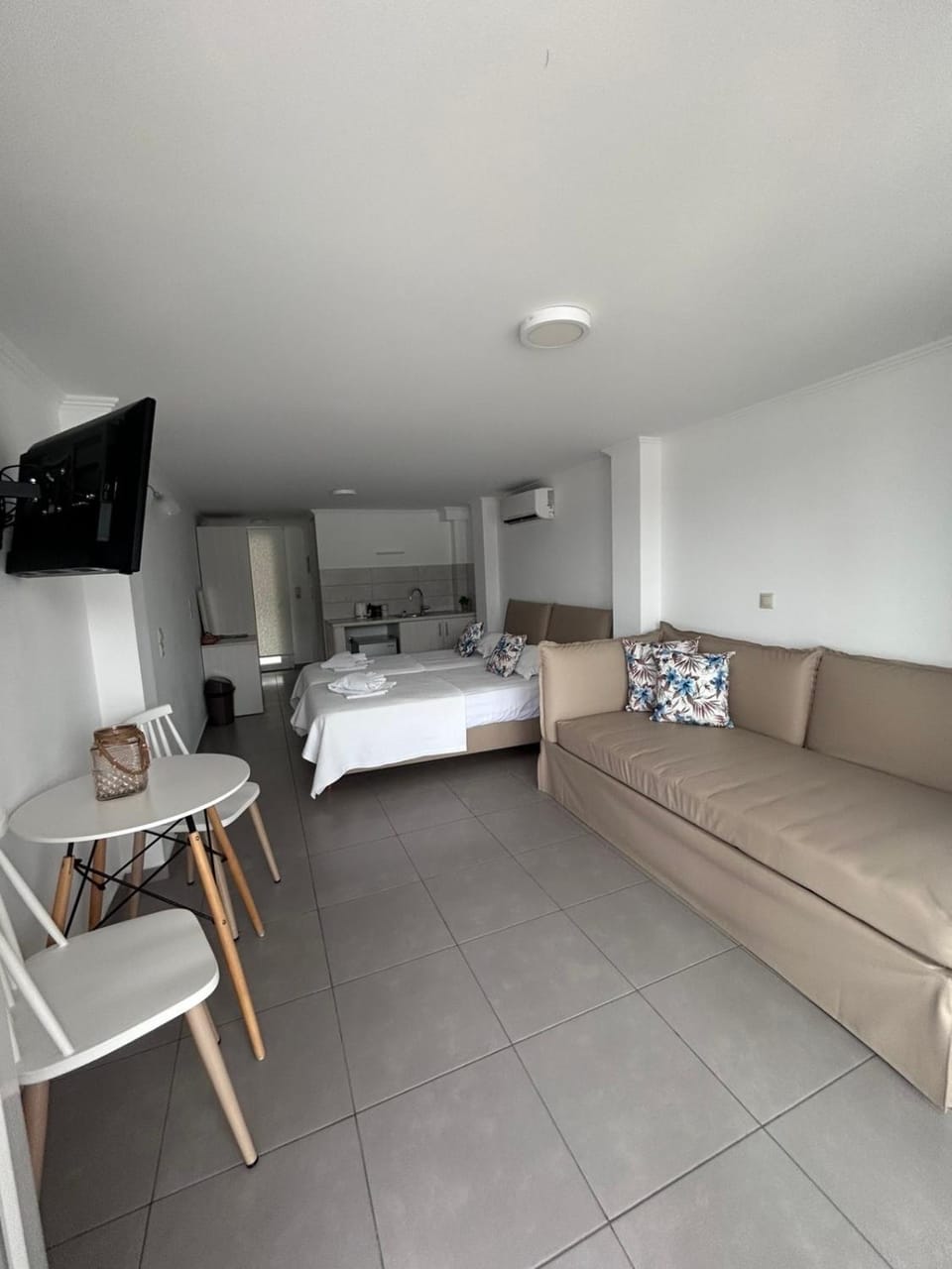 Bed, TV and multimedia, Living room, Photo of the whole room, Seating area, Bedroom