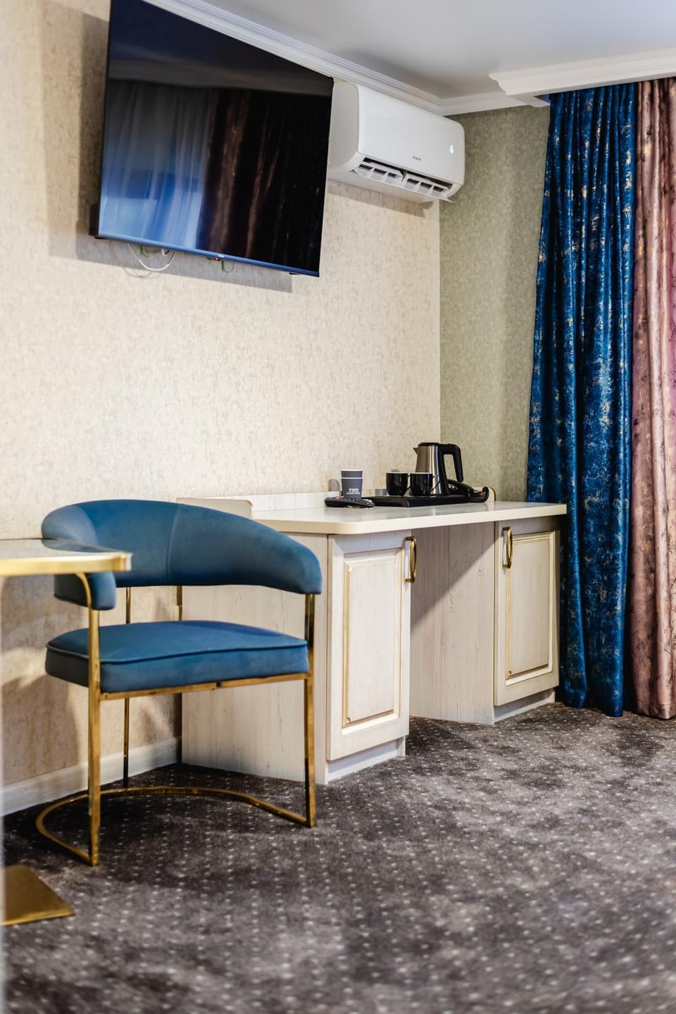 Coffee/tea facilities, Dining area, minibar, air conditioner