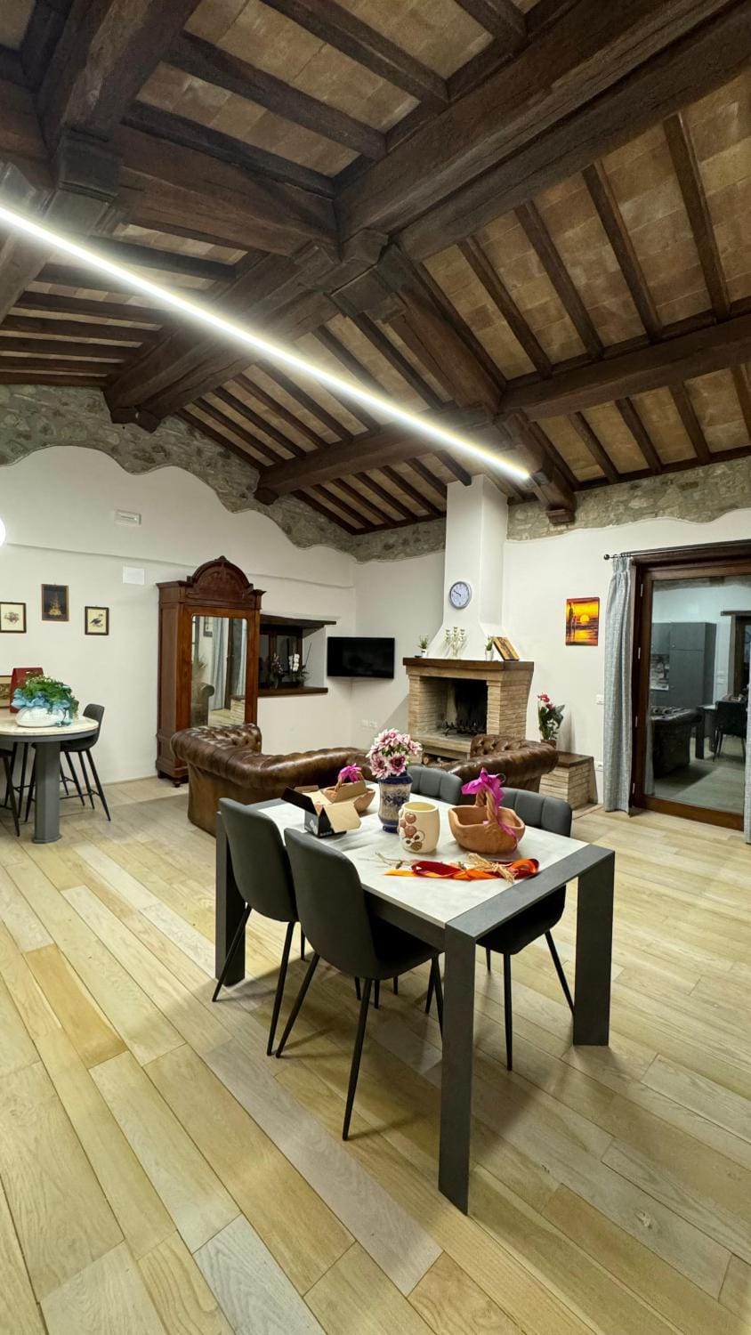 Kitchen or kitchenette, Living room, Food and drinks, Seating area, Dining area, Food