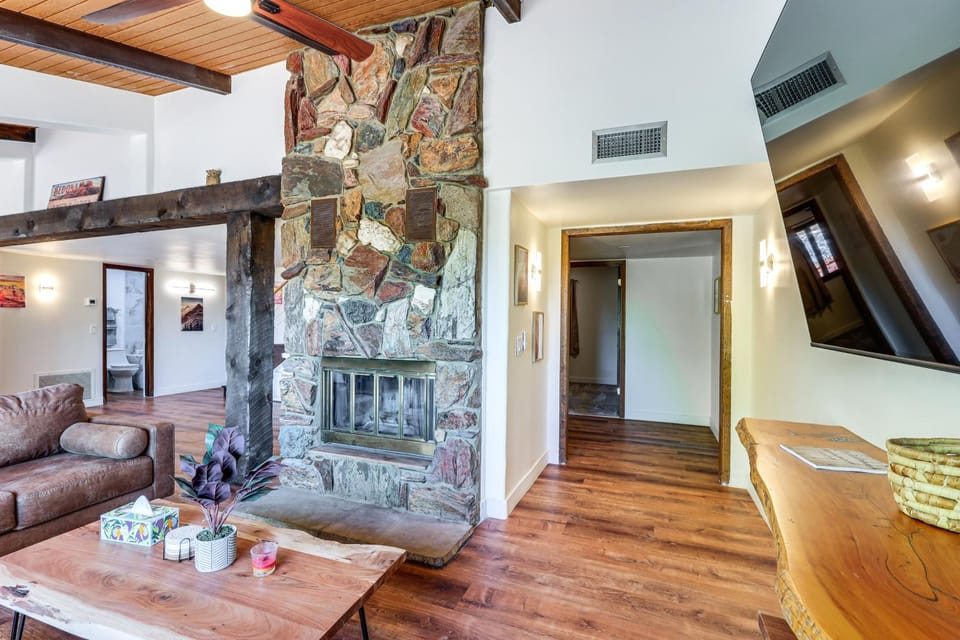 Hot Tub and Mountain Views Spacious Home in Sedona House in Village of Oak Creek