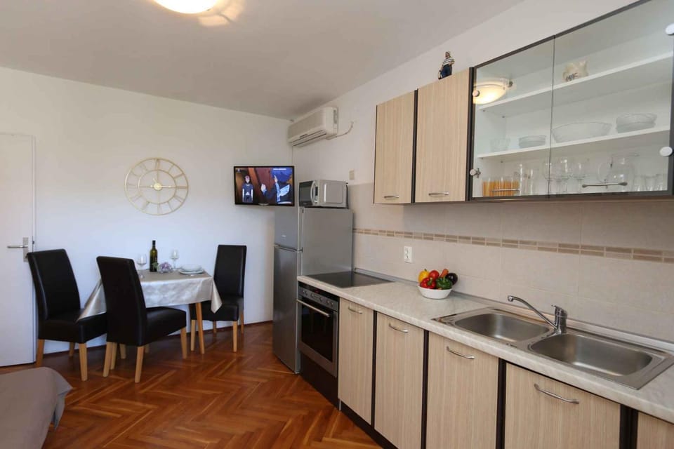 Dining area, microwave, air conditioner