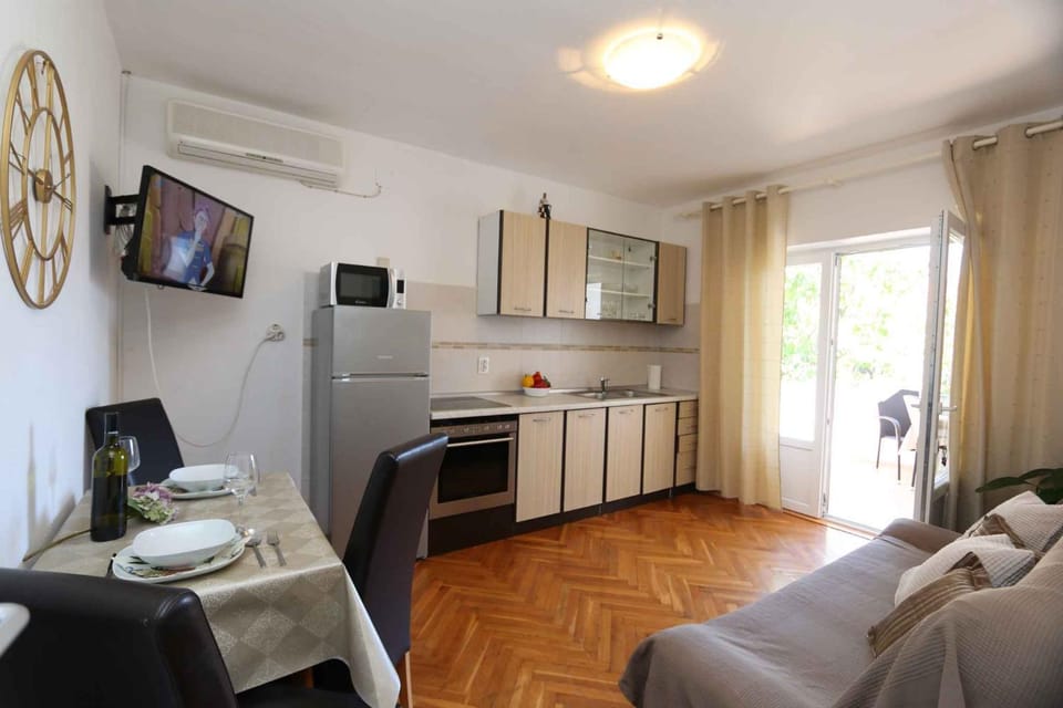 TV and multimedia, Balcony/Terrace, Living room, Seating area, Dining area, microwave, air conditioner
