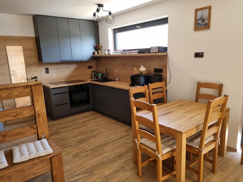 Kitchen or kitchenette, Seating area, dishwasher, stove