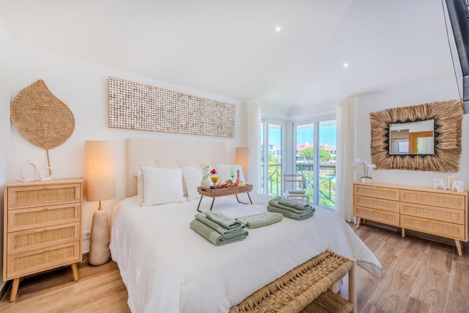 Bed, Bedroom, towels