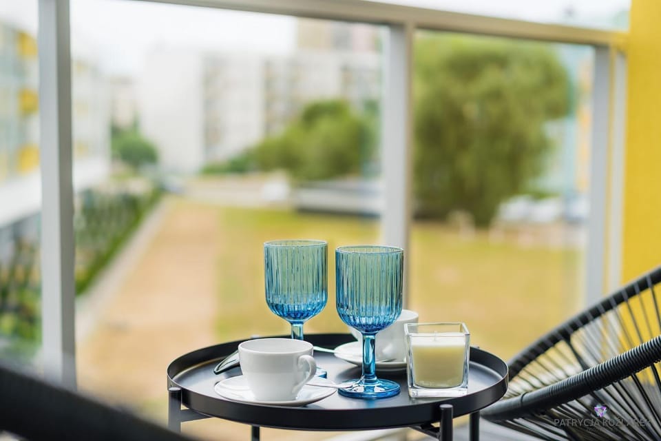 Patio, Day, Dining area