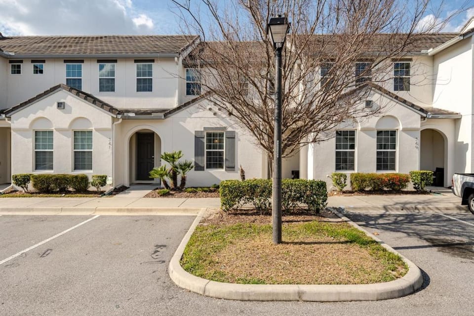 Universal 3BR Townhome with Pool House in Four Corners