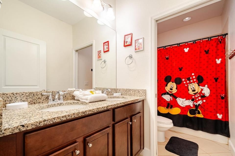 Universal 3BR Townhome with Pool House in Four Corners