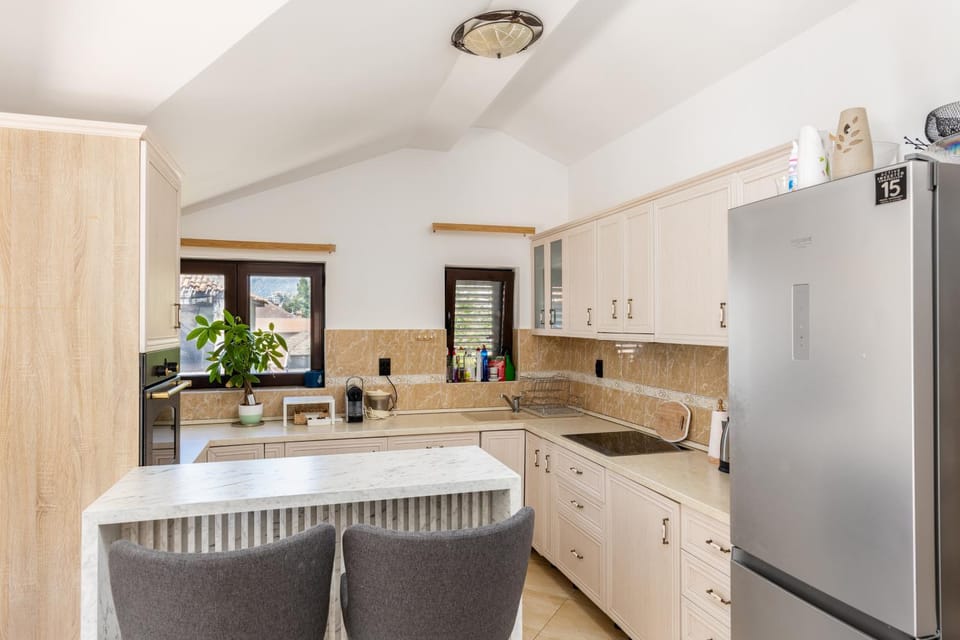 Kitchen or kitchenette, Dining area, dishwasher, minibar, oven, stove