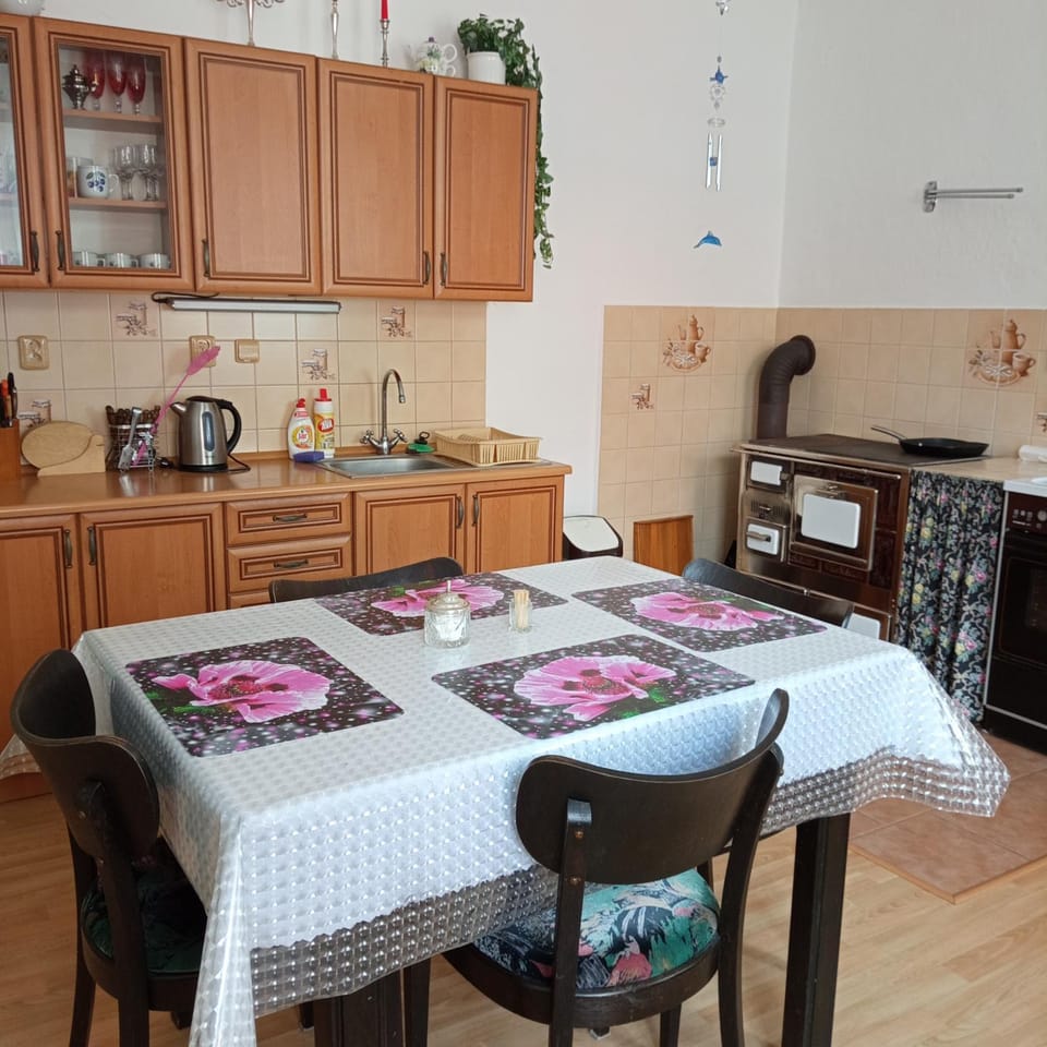 Kitchen or kitchenette, Seating area, Dining area