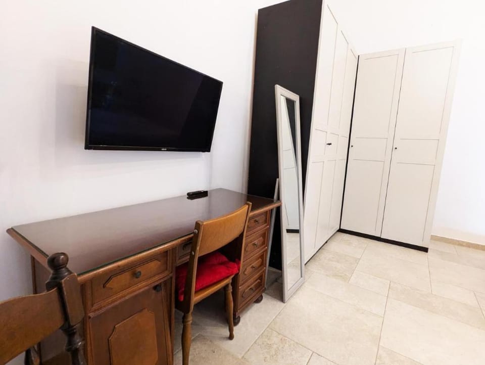 Bedroom, locker