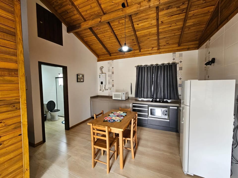 Kitchen or kitchenette, Dining area, minibar, oven, pet friendly, stove