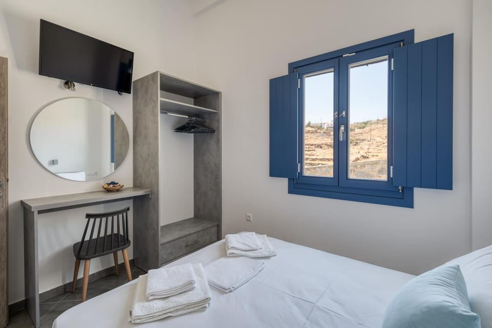 Sunrise Apartment in Milos