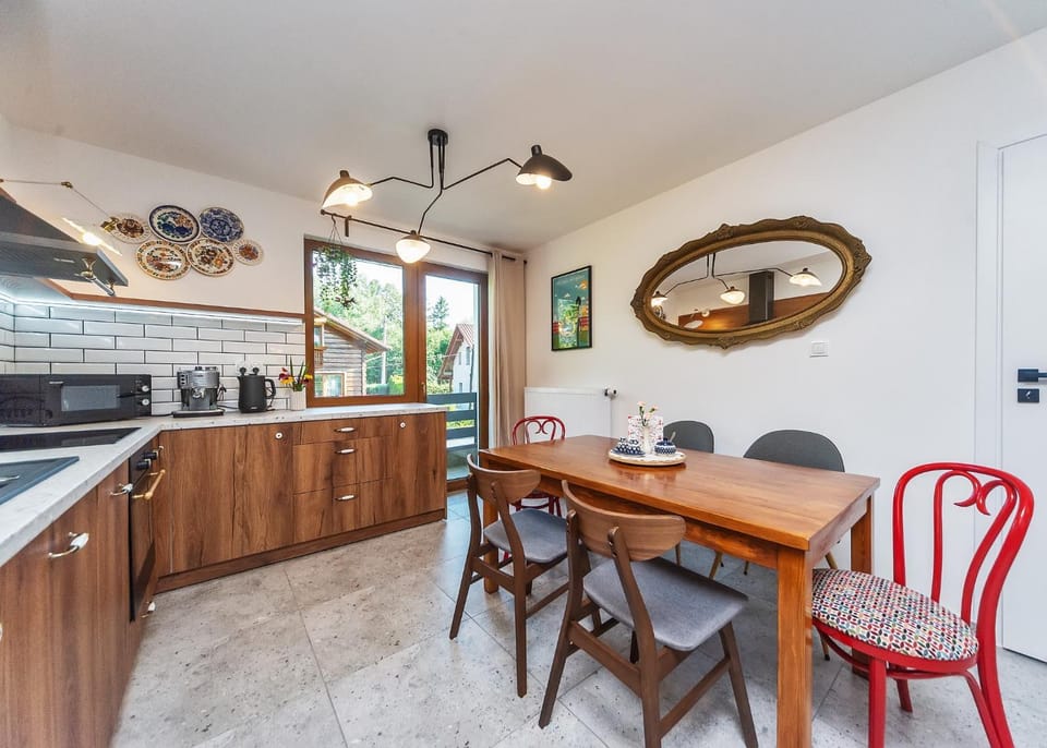Kitchen or kitchenette, Dining area, dishwasher, stove