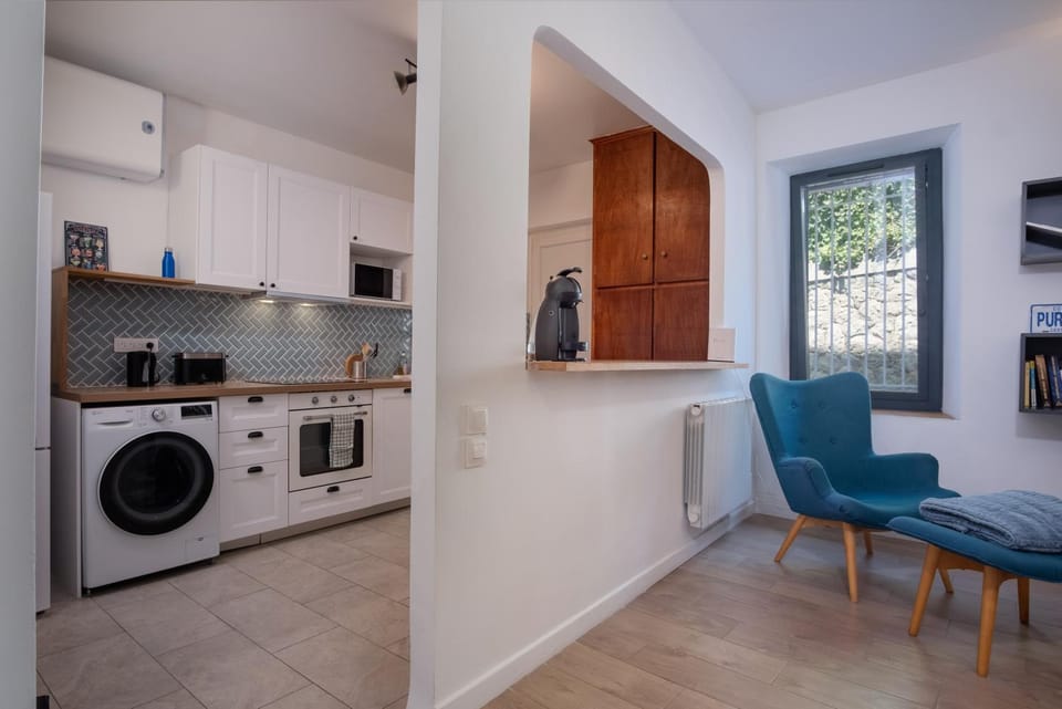 Living room, dishwasher, stove