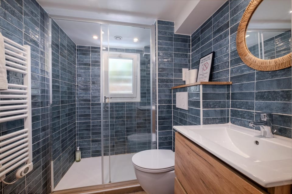Shower, Toilet, Bathroom, towels