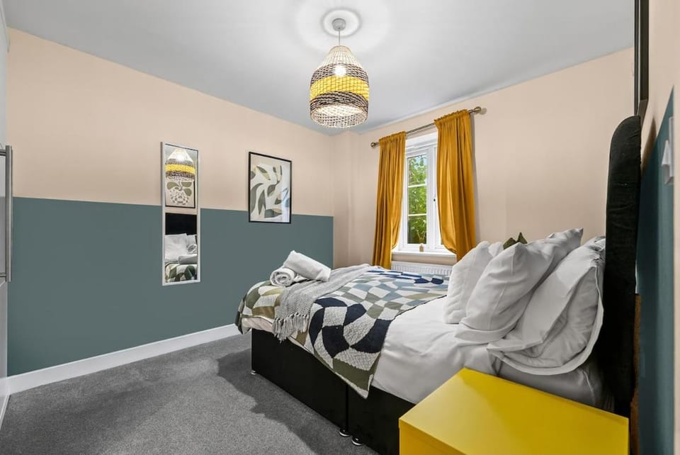 Chic 5-bedroom House in Basingstoke with Parking by PureStay House in Basingstoke
