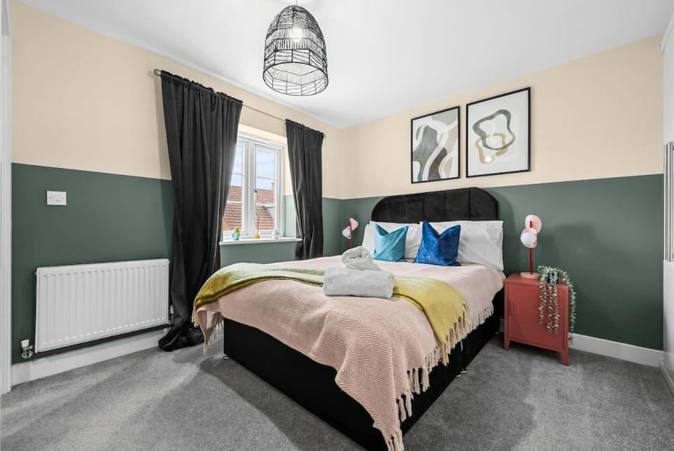 Chic 5-bedroom House in Basingstoke with Parking by PureStay House in Basingstoke