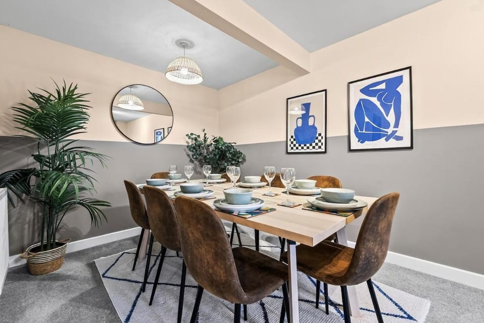 Chic 5-bedroom House in Basingstoke with Parking by PureStay House in Basingstoke