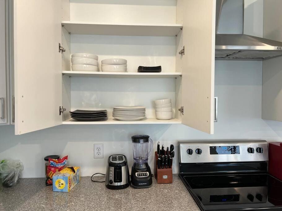 Coffee/tea facilities, Kitchen or kitchenette, stove