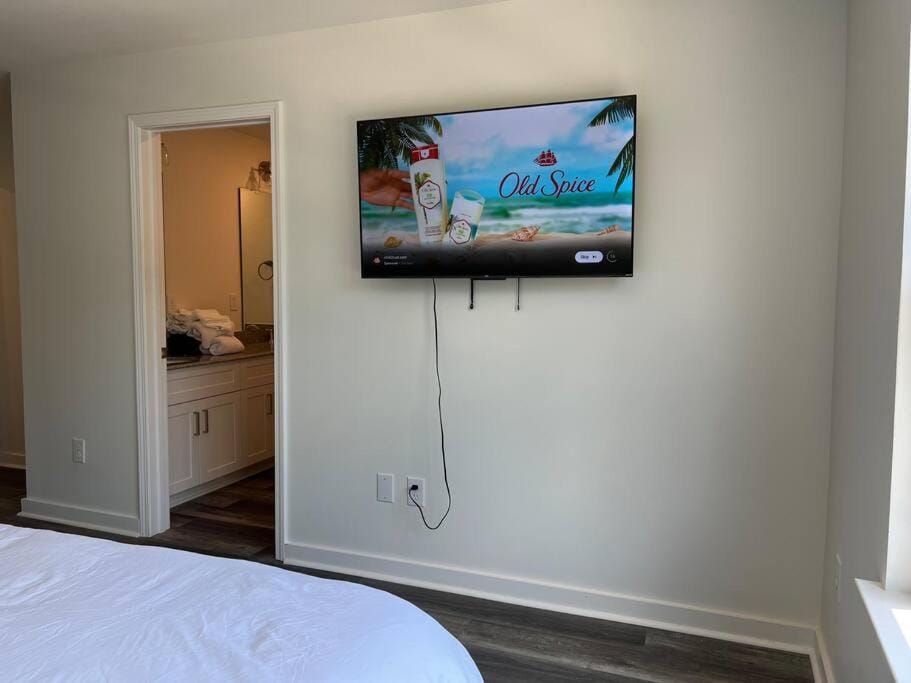 Bed, TV and multimedia, Bedroom