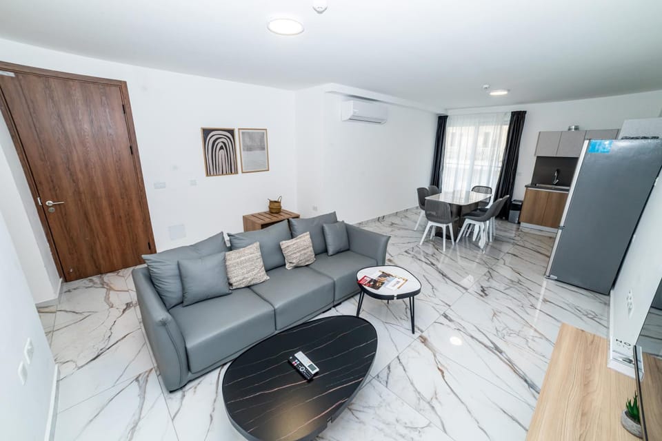Modern 2-Bedroom Apartment with Terrace - By HostMT Apartment in Saint Paul's Bay