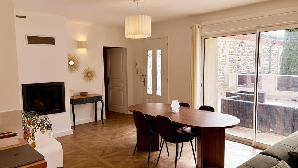 Communal lounge/ TV room, TV and multimedia, Living room, Dining area