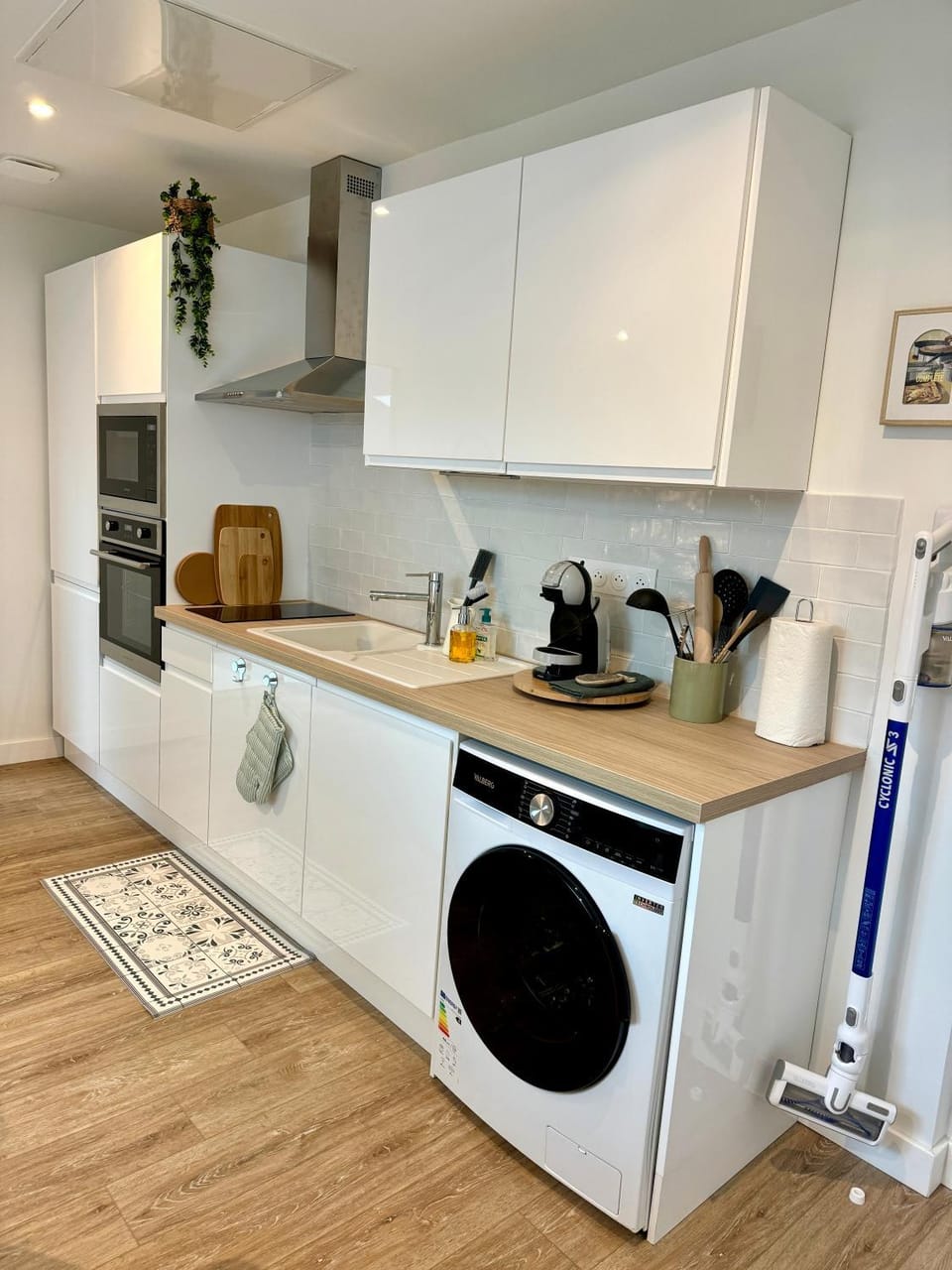 Coffee/tea facilities, Kitchen or kitchenette, dishwasher, oven, stove, toaster, washing machine