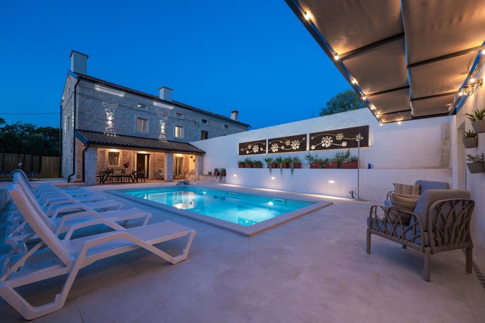 Property building, Pool view