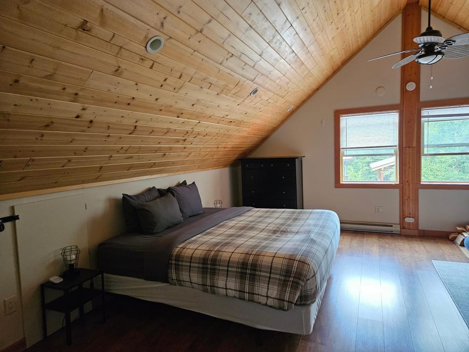 Carriage House - 2 suites- HIKE & REST - EV plug Apartment in Columbia-Shuswap A