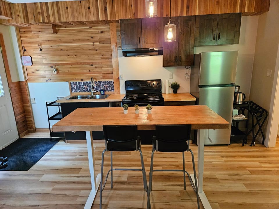 Carriage House - 2 suites- HIKE & REST - EV plug Apartment in Columbia-Shuswap A