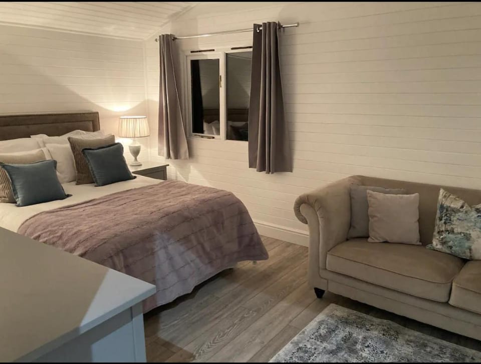 Orchard Retreat - Rural Cabin - Private Hot Tub! Cabin in Malvern Hills District