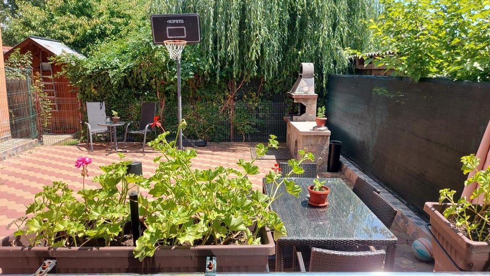 Garden, Dining area