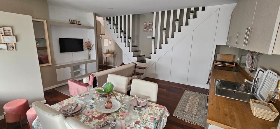 Communal lounge/ TV room, TV and multimedia, Kitchen or kitchenette, Living room, Seating area, Dining area