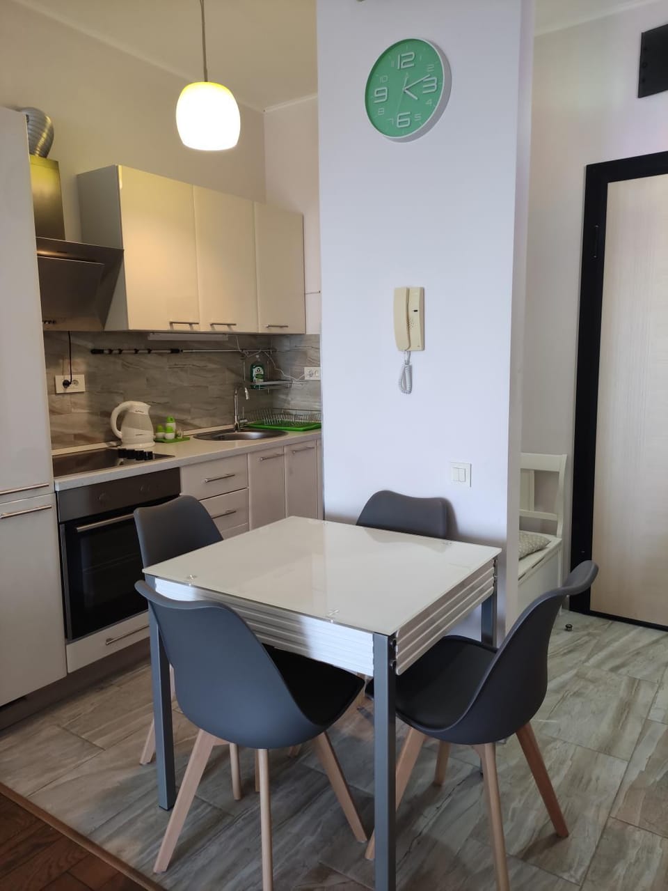 Kitchen or kitchenette, Dining area