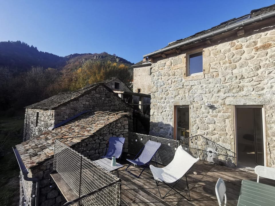 Property building, Patio, Day, Mountain view, sunbed