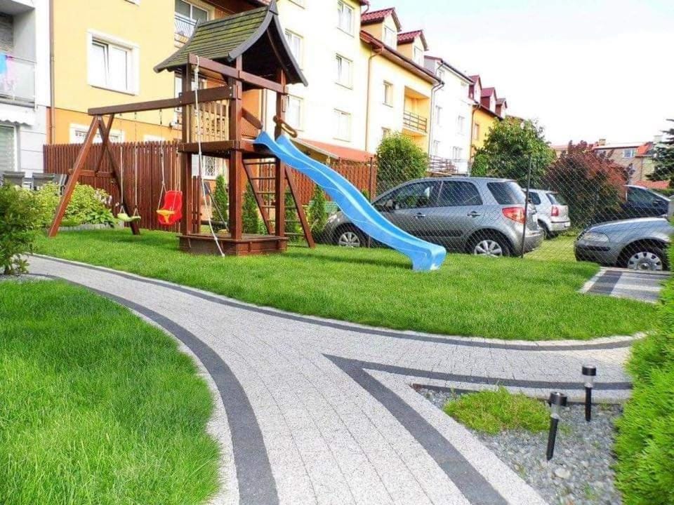 Property building, Spring, Day, Neighbourhood, Natural landscape, Children play ground, Garden, Garden view