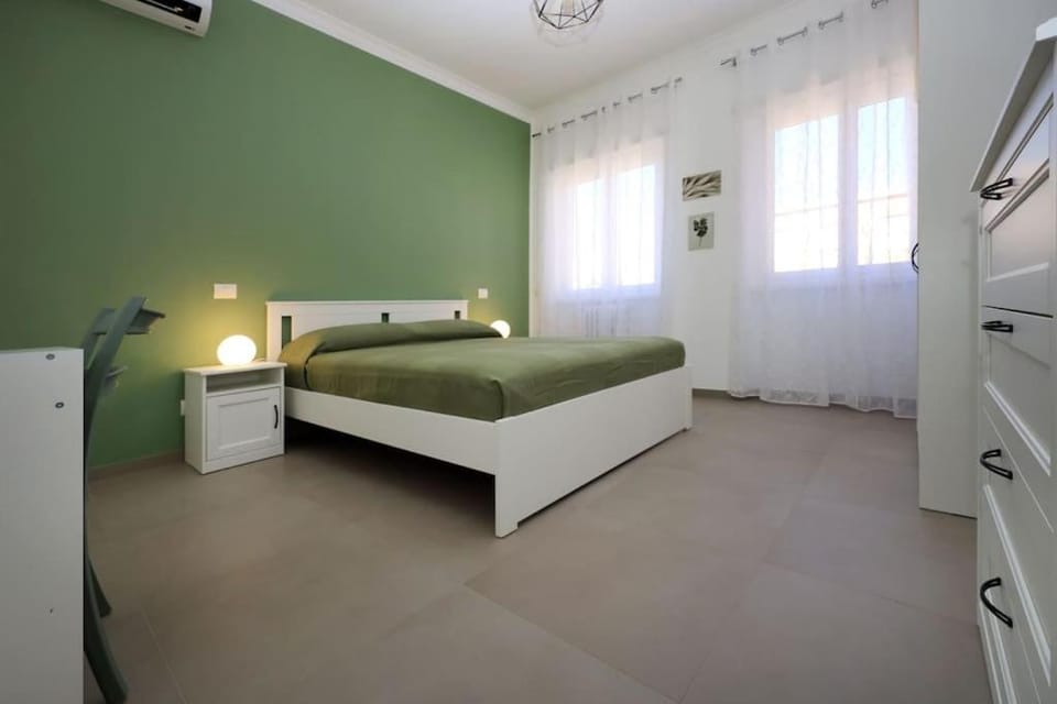 Bed, Photo of the whole room, wardrobe, air conditioner