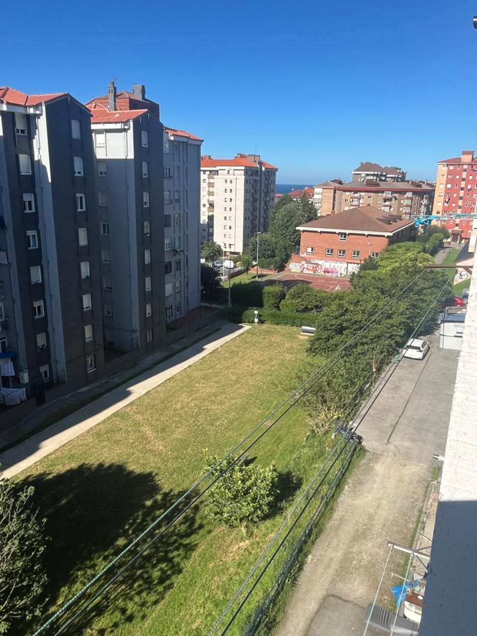 Day, Neighbourhood, Natural landscape, Street view, Parking
