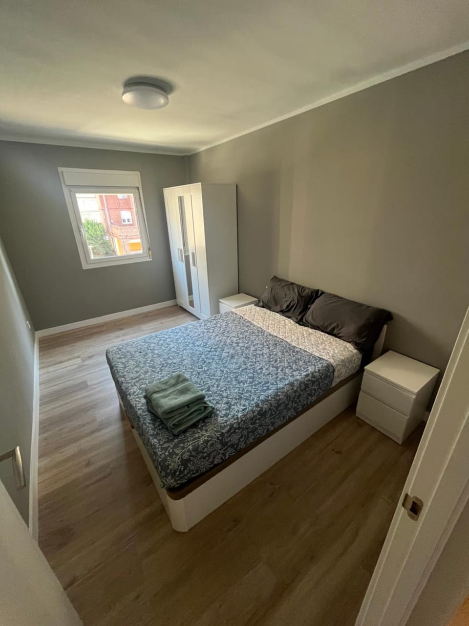 Bed, Photo of the whole room, towels