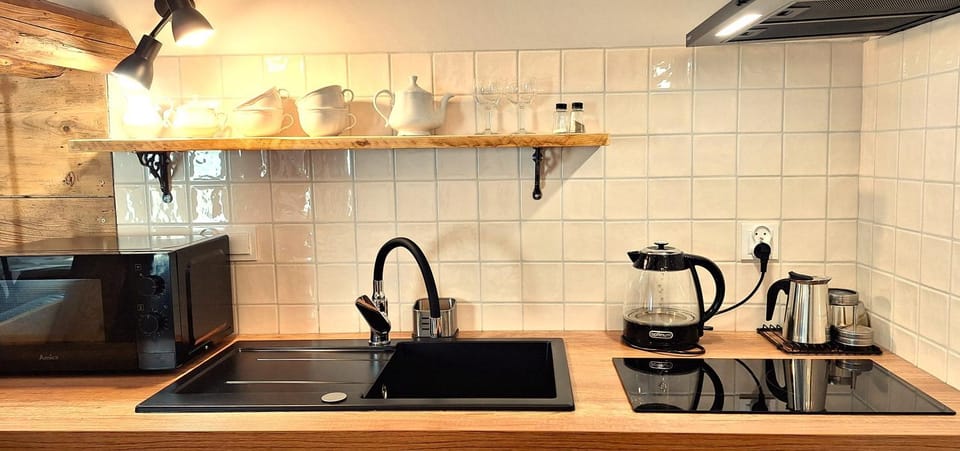 Coffee/tea facilities, Kitchen or kitchenette, stove
