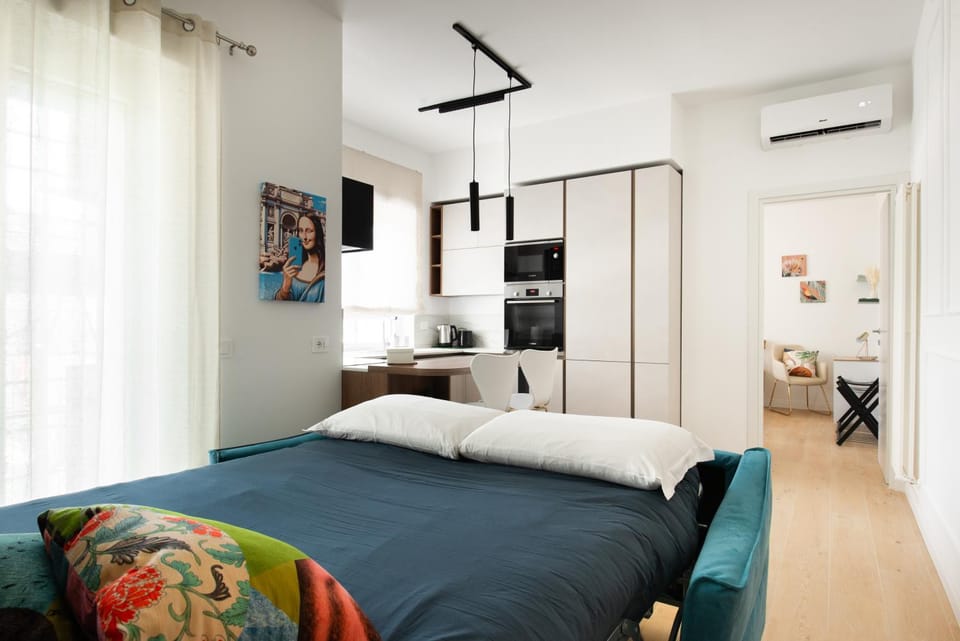 Bed, TV and multimedia, Living room, Photo of the whole room, Seating area, towels, air conditioner
