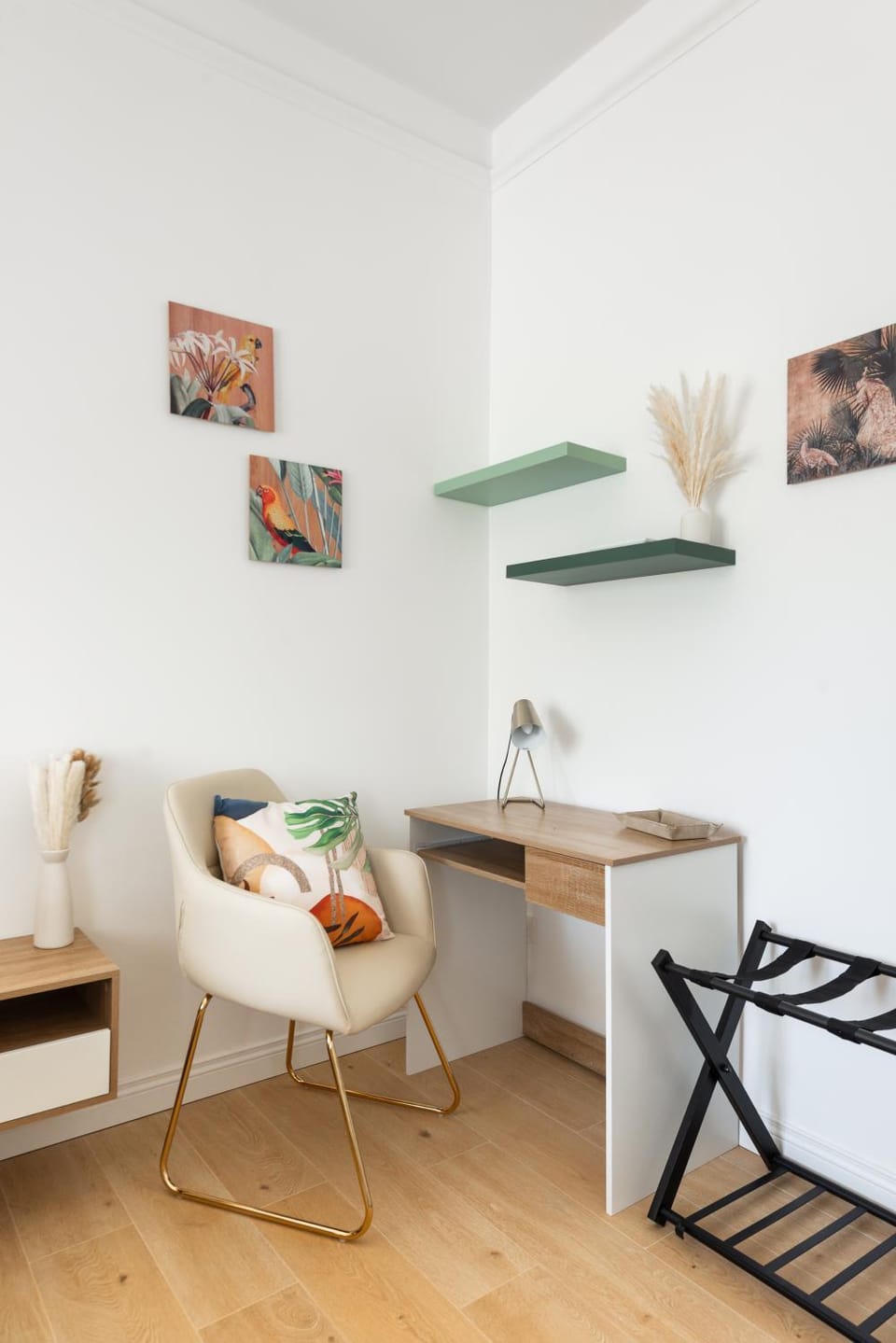Seating area, Bedroom