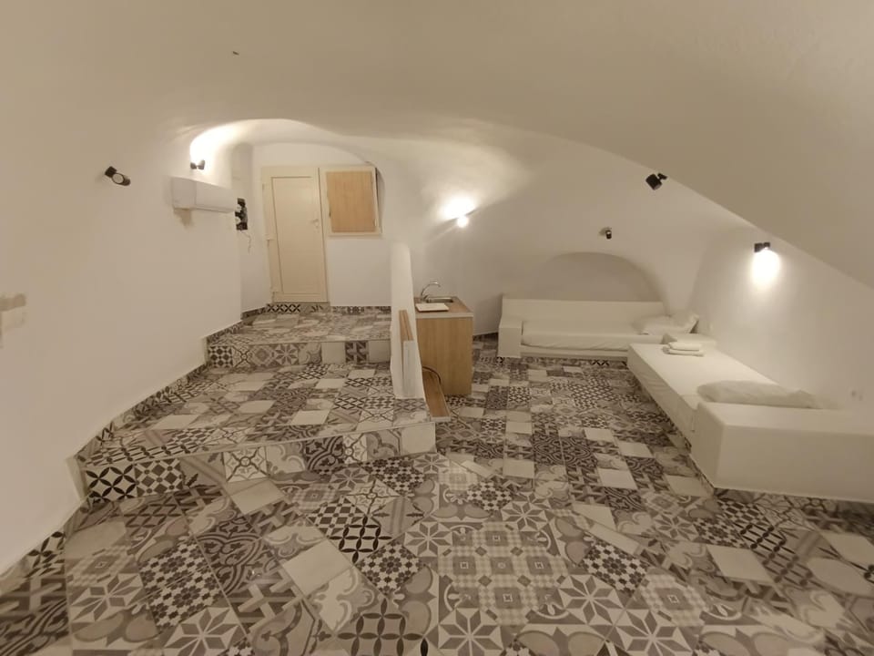 Cycladic Center Economy Rooms Apartment in Thera