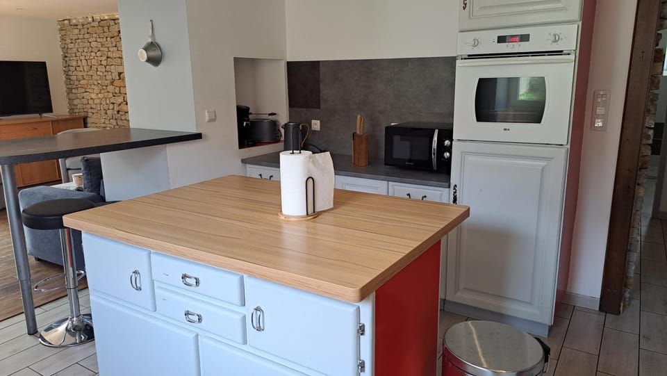 Coffee/tea facilities, Kitchen or kitchenette, dishwasher, oven, stove, toaster