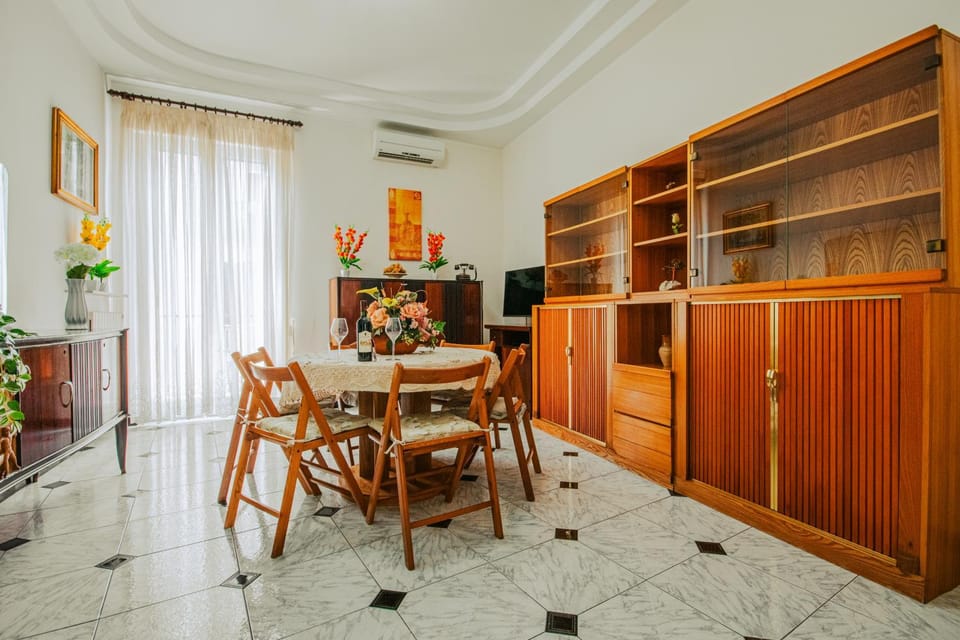 TV and multimedia, Living room, Seating area, air conditioner
