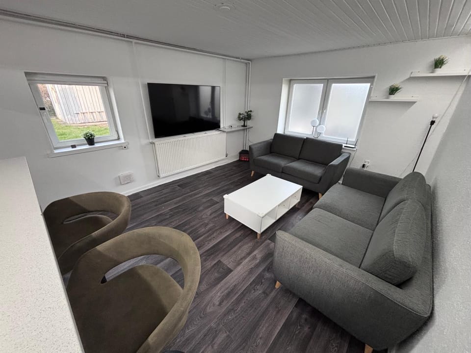 Communal lounge/ TV room, TV and multimedia, Living room, Seating area, Evening entertainment