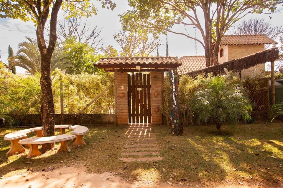 Property building, Facade/entrance, Day, Garden, Decorative detail, Garden view, Parking, pet friendly, acessibility