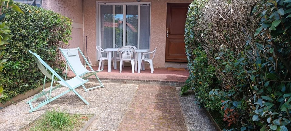 Patio, sunbed