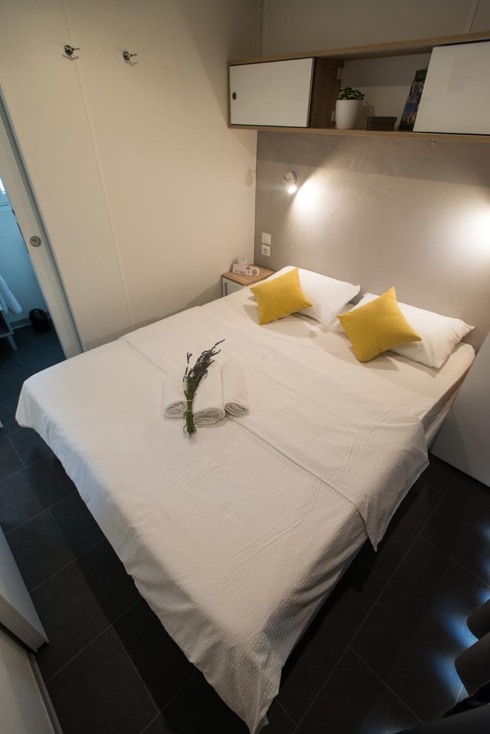 Bed, Photo of the whole room, Bedroom, Location, towels
