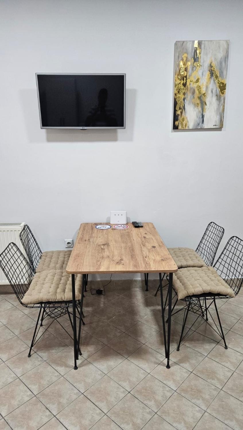 TV and multimedia, Seating area, Dining area
